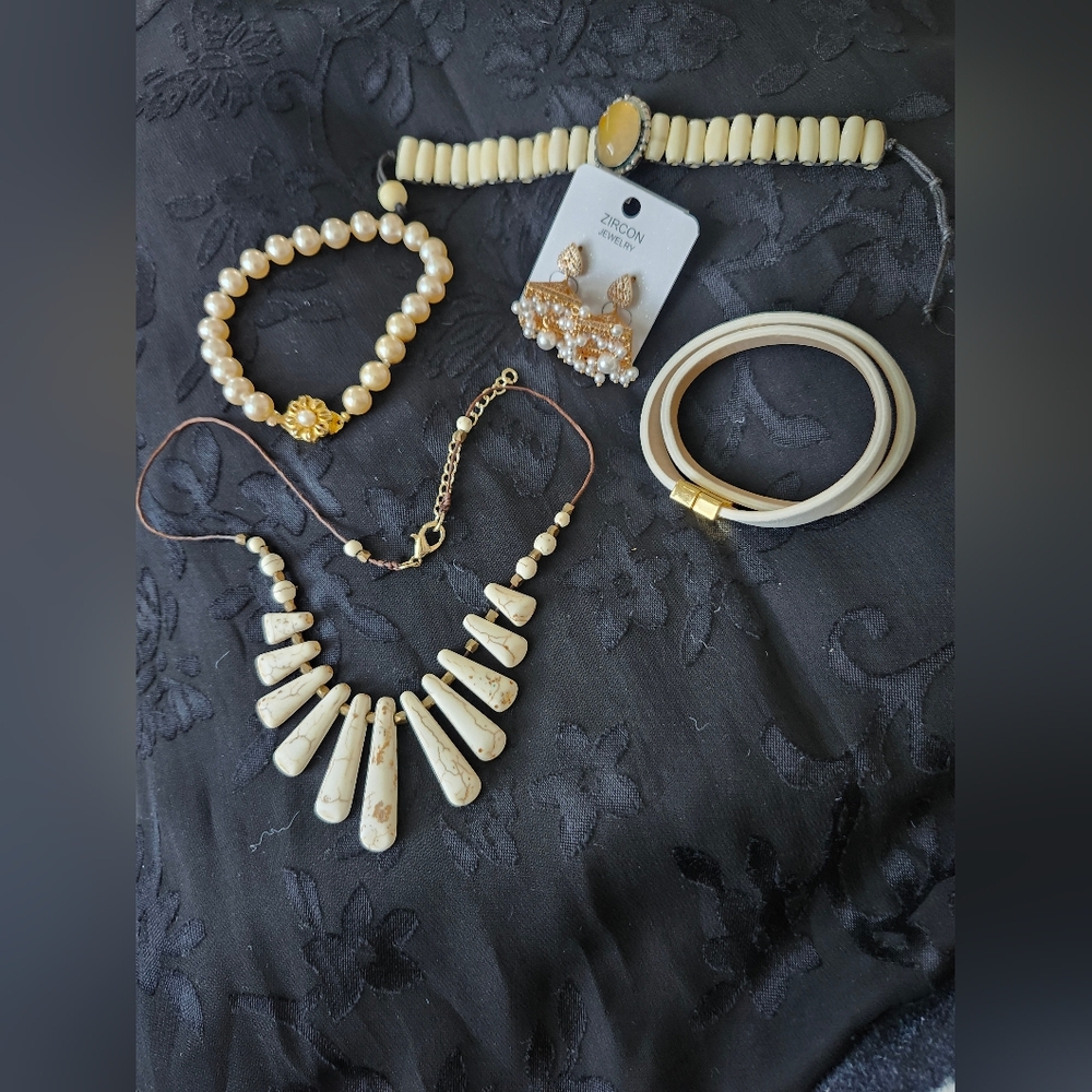 Cream Jewelry Set